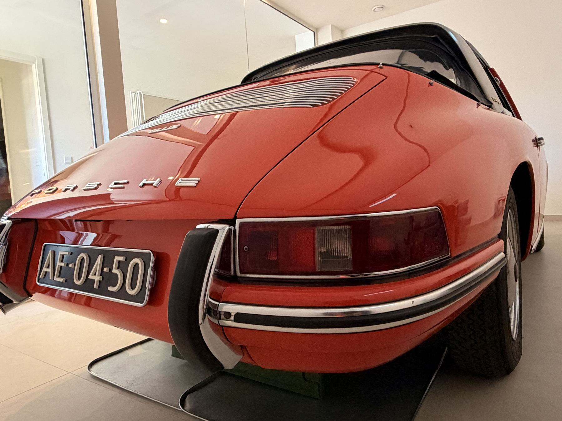 Rear wing and tail lamp