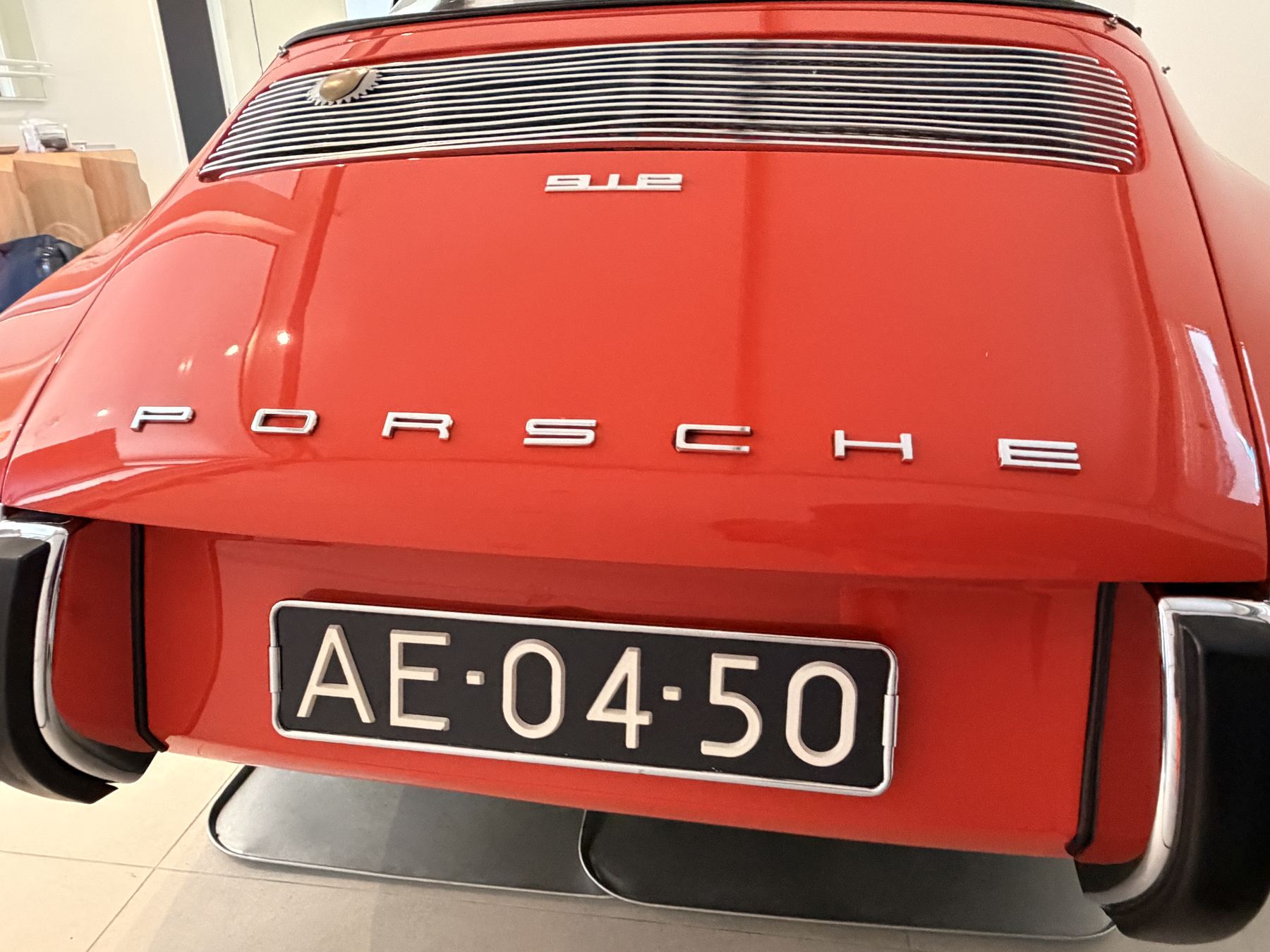 Engine grille, 912 badge and PORSCHE lettering